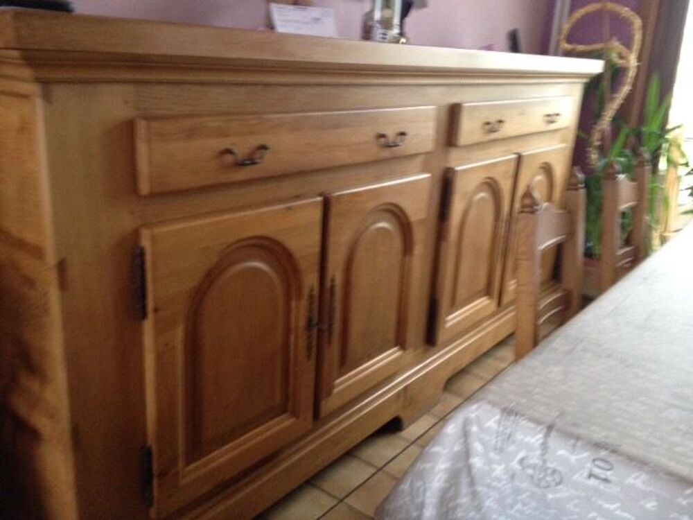 Salle &agrave; manger en ch&ecirc;ne clair massif. Meubles