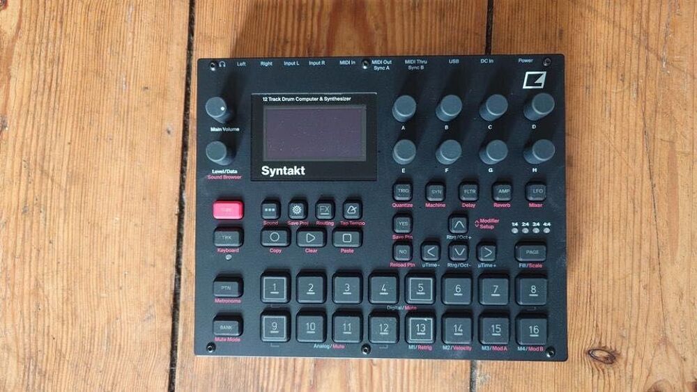 Bo&icirc;te &agrave; rythmes et synth&eacute;tiseur analogique Elektron Syntakt, emballage d'origine inclus. Instruments de musique