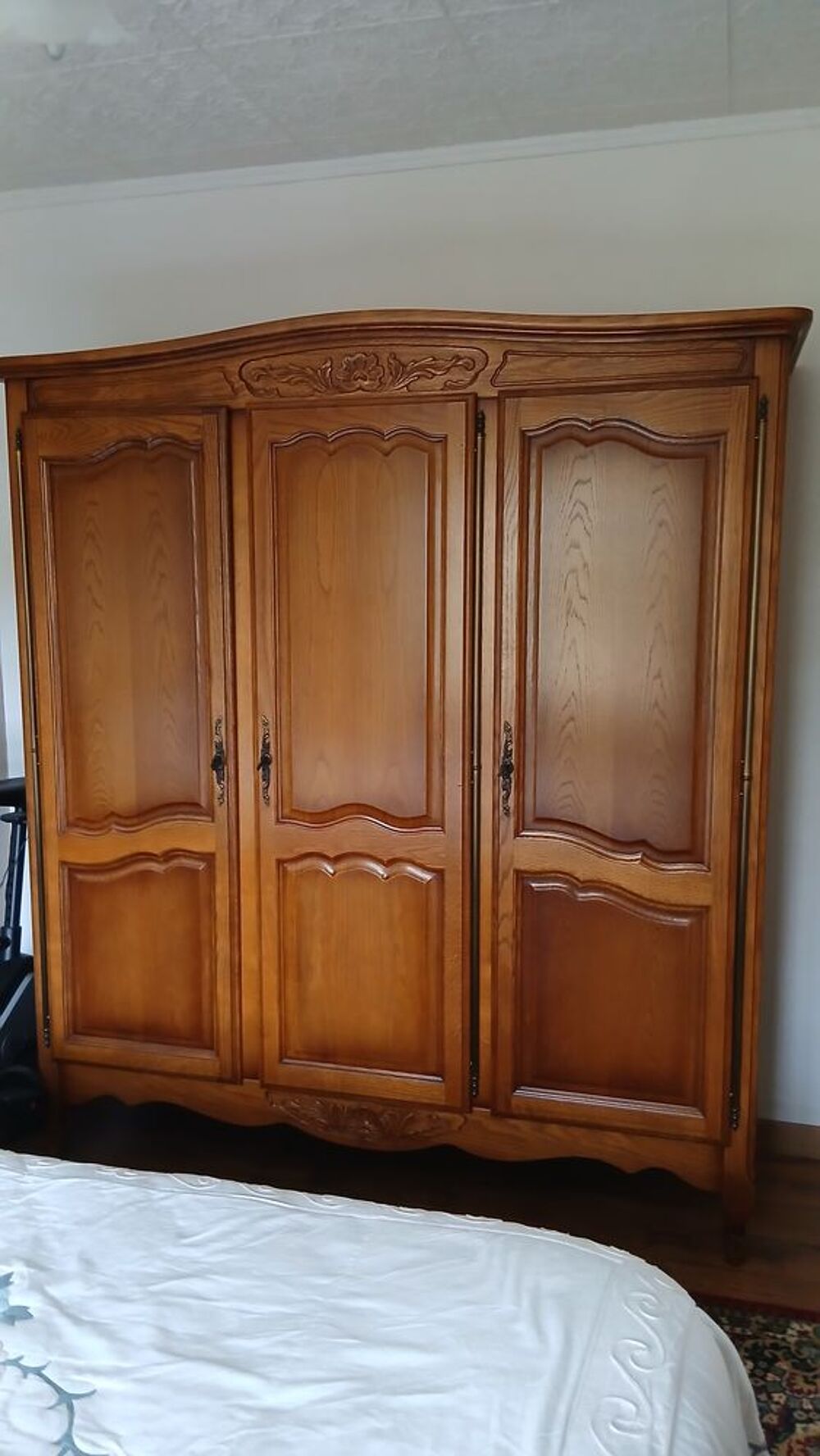 armoire tout chene 3 portes 1.70mlong 1.92 haut 0.54mlarg Meubles
