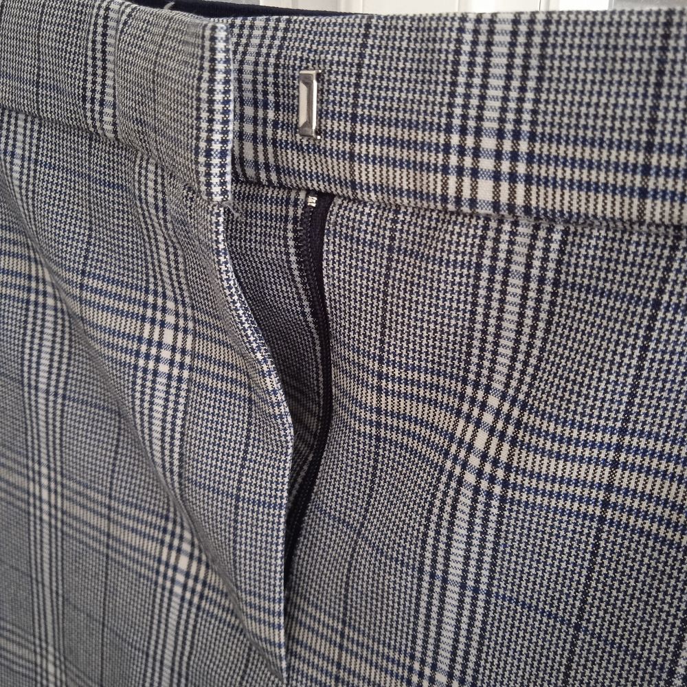 
Pantalon &agrave; carreaux gris fermeture agrafe et bouton Taille Vêtements