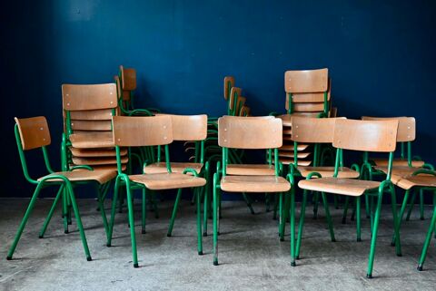 Grand lot de 30 chaises anciennes indus vintage empilables 1800 Wintzenheim (68)