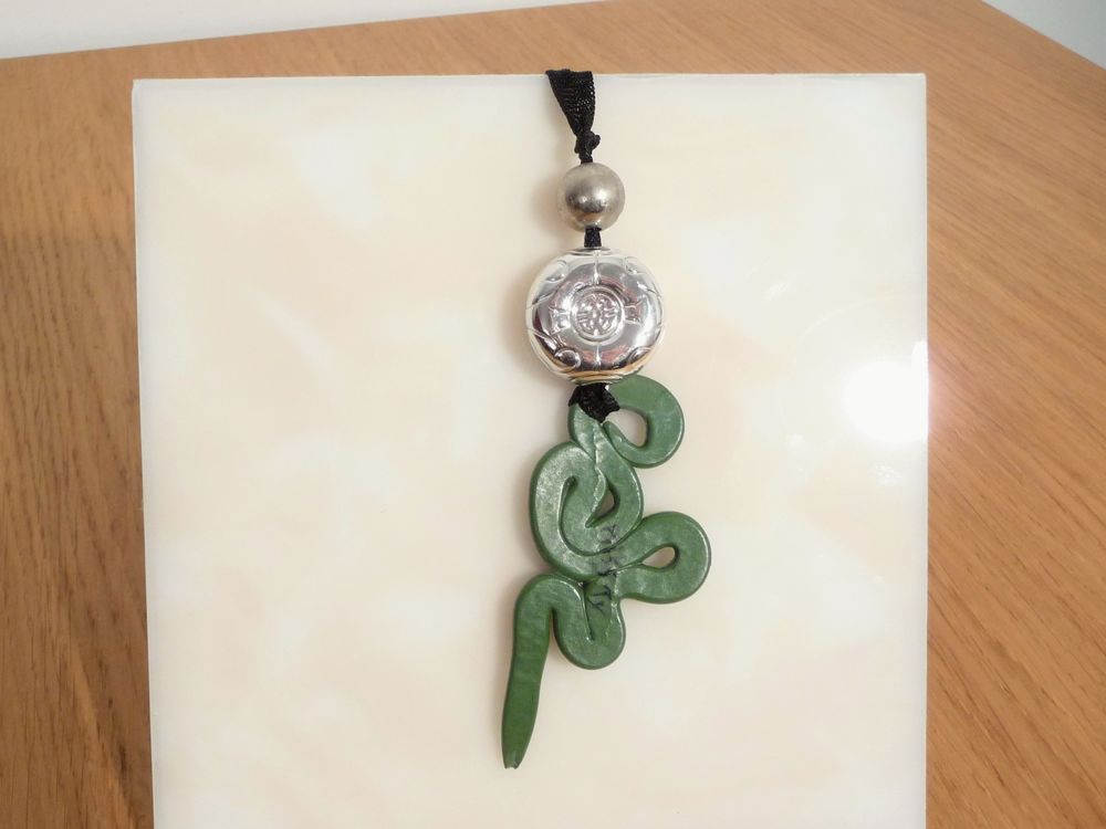 Collier/ Sautoir avec son Serpent Vert et Billes Bijoux et montres