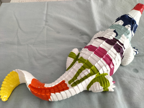 Statue en résine crocodile multicolore fond blanc - 42 cm Marseille 8 (13)