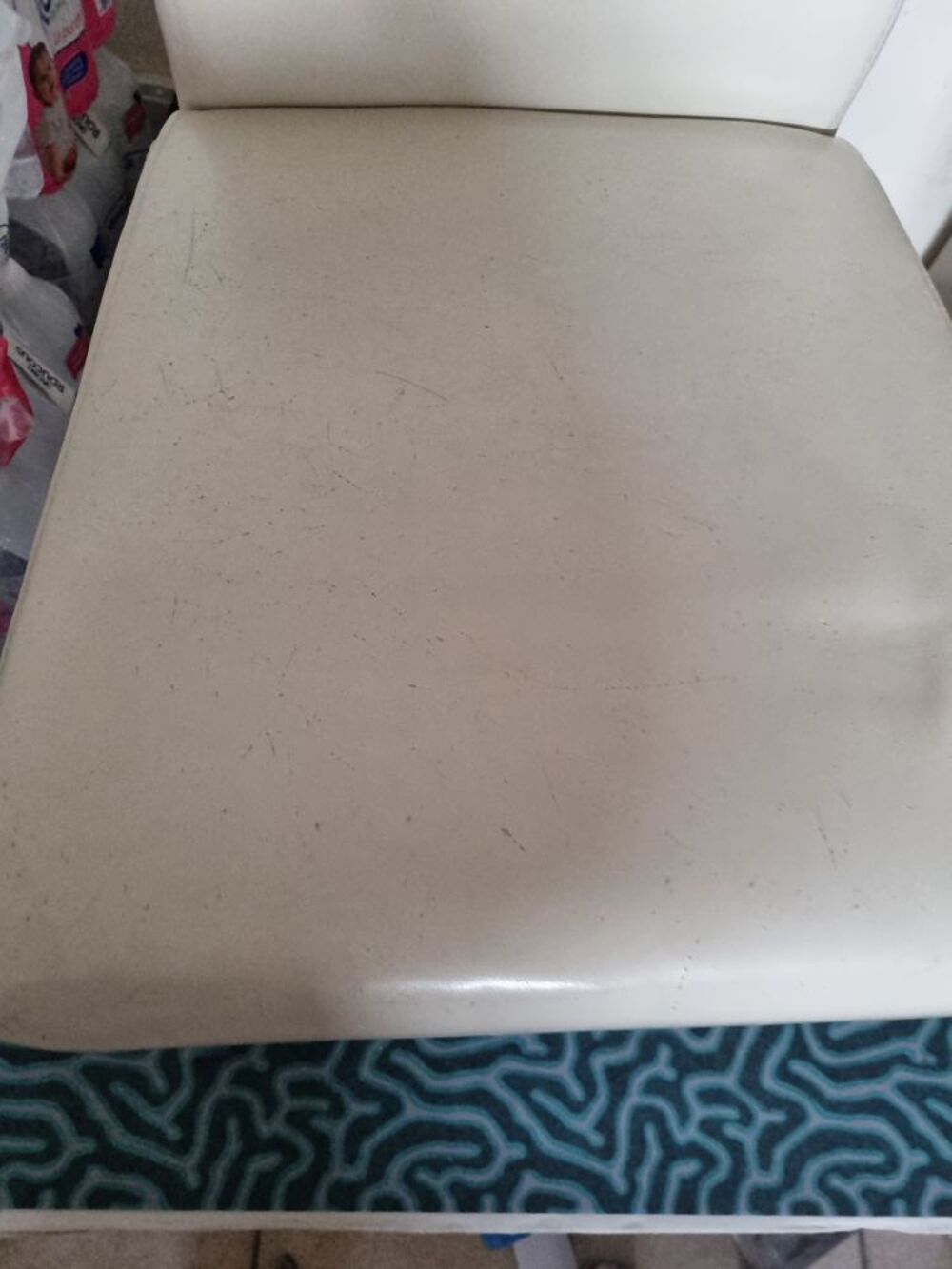 table de salle &agrave; mang&eacute; plus 3 chaise &agrave; donner Meubles