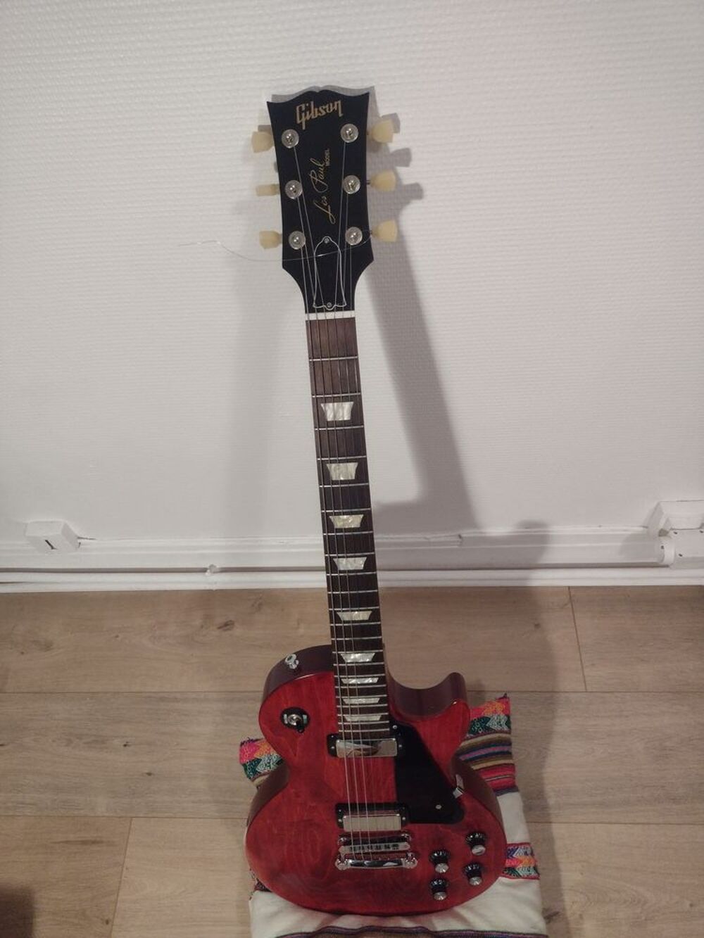 GIBSON Les Paul Studio 70s Tribute 2012 + &eacute;tui Instruments de musique
