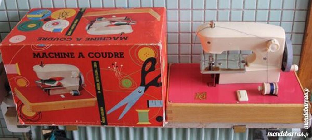 Machine &agrave; coudre MC jouet 1950 made in France Jeux / jouets