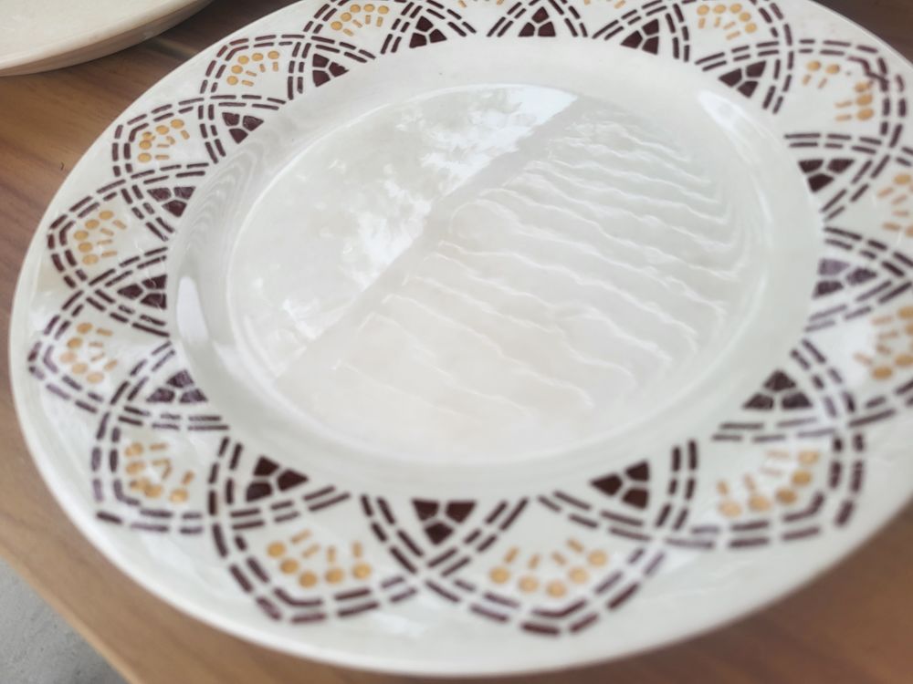 Lot de 6 assiettes plates anciennes en fa&iuml;ence &eacute;maill&eacute;e 