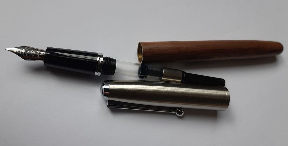 Stylo &agrave; plume avec le corps en bois de p&ecirc;che 