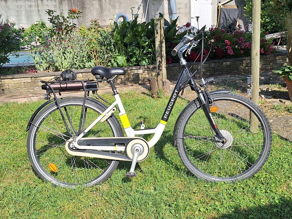 VELO ELEC 37V 10AH MARQUE PEUGEOT TYPE CE 132 NEXUS
7 VIT Vélos