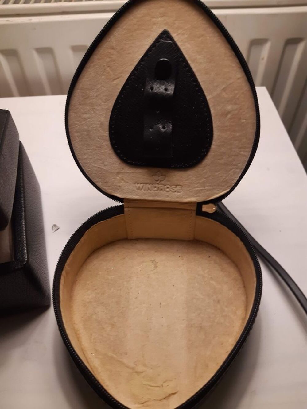 joli coffret &agrave; bijoux en cuir noir doubl&eacute; suedine 