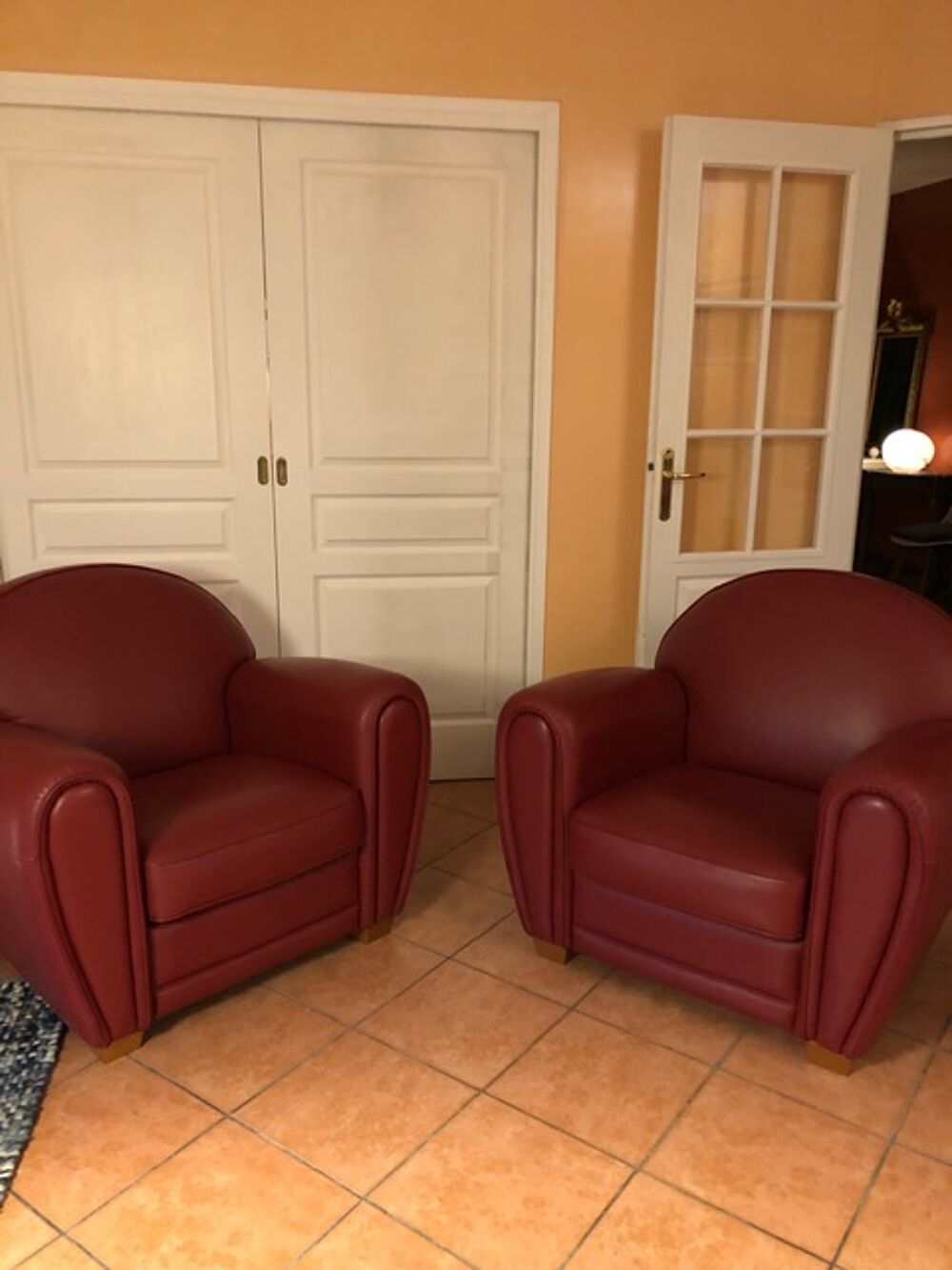 Paire de fauteuils club cuir bordeaux Meubles