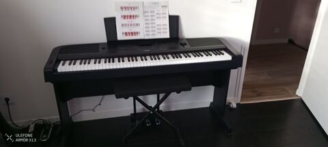 Piano numrique arrangeur YAMAHA DGX 670 tat neuf 750 Villeneuve-d'Ascq (59)