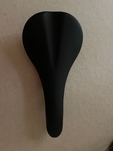   Selle Fabric Scoop Sport Shallow noire. 