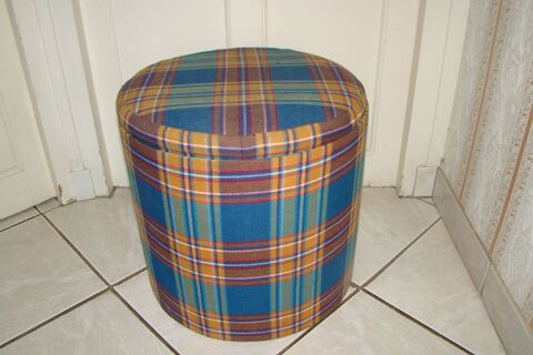 Tabouret / Pouf  avec coffre  - vintage annes 1970   
30 Gargenville (78)