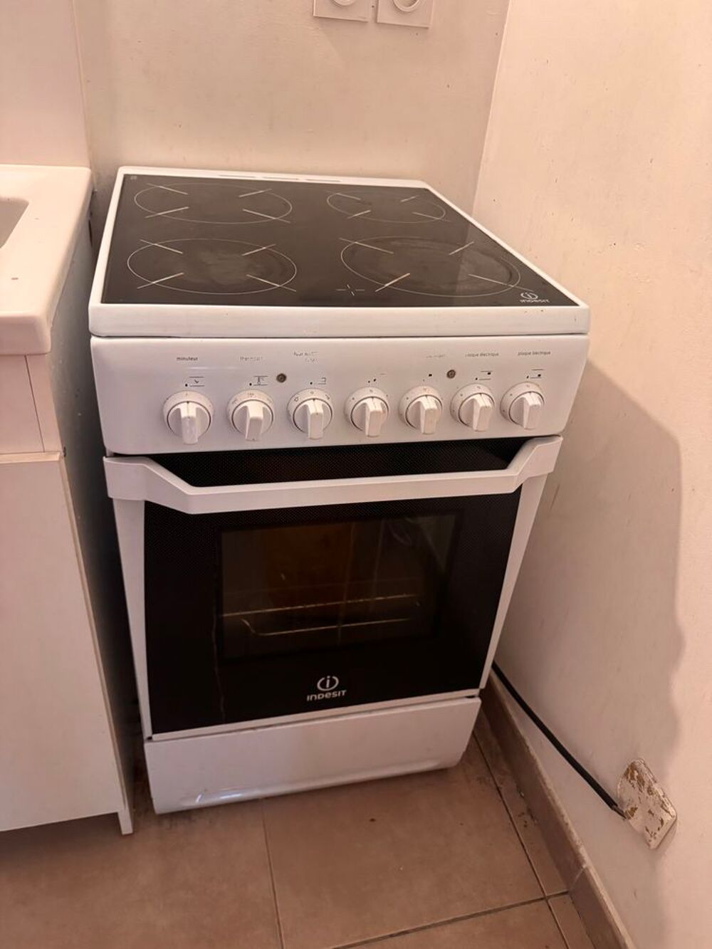Cuisini&egrave;re &eacute;lectrique Indesit vitroc&eacute;ramique 4 foyers + four Electroménager