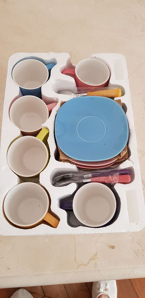 Service caf� multicolore, 10 Paris 17 (75)