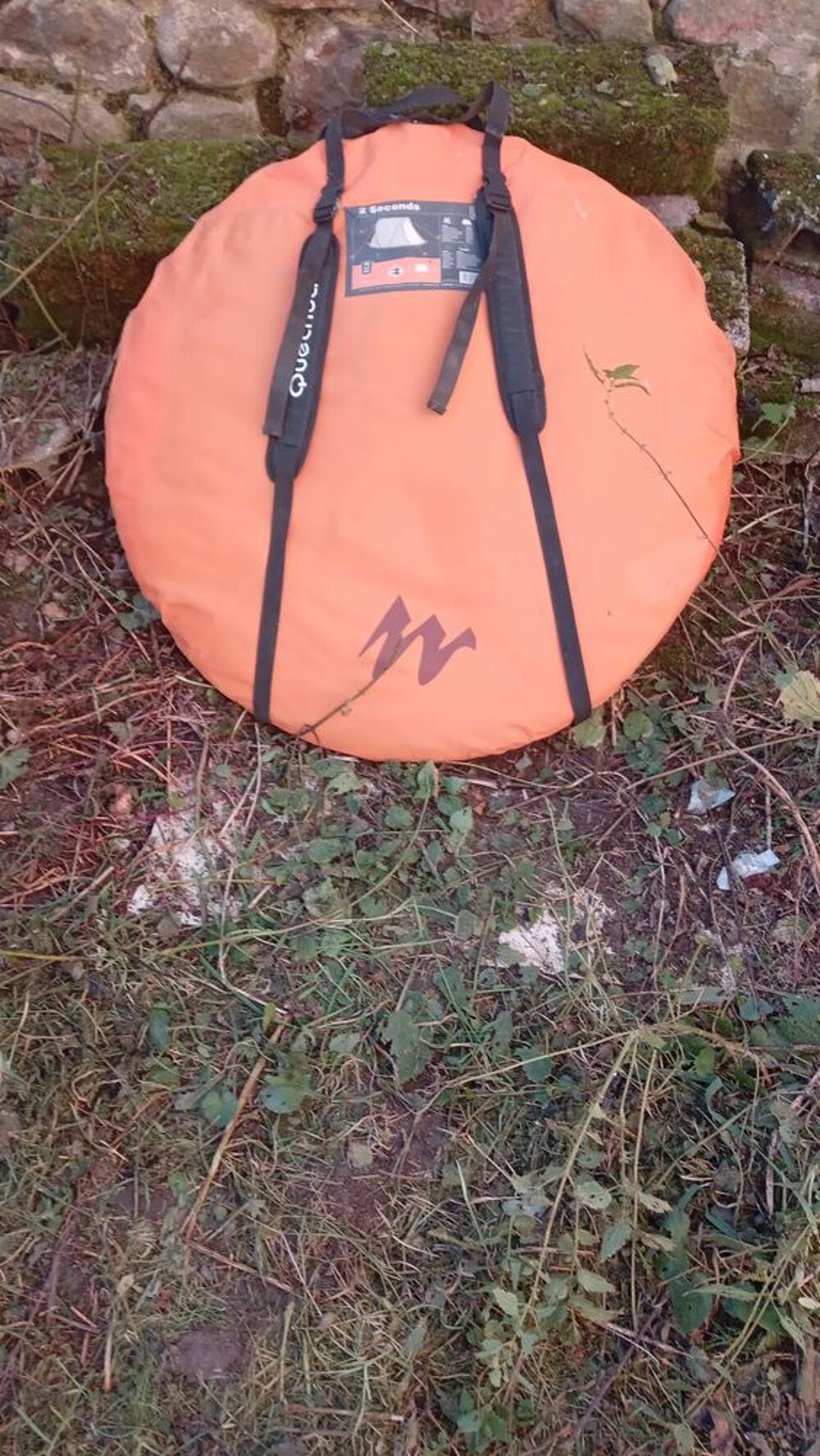 Tente de camping p&eacute;mont&eacute;e marque Quechia Jardin