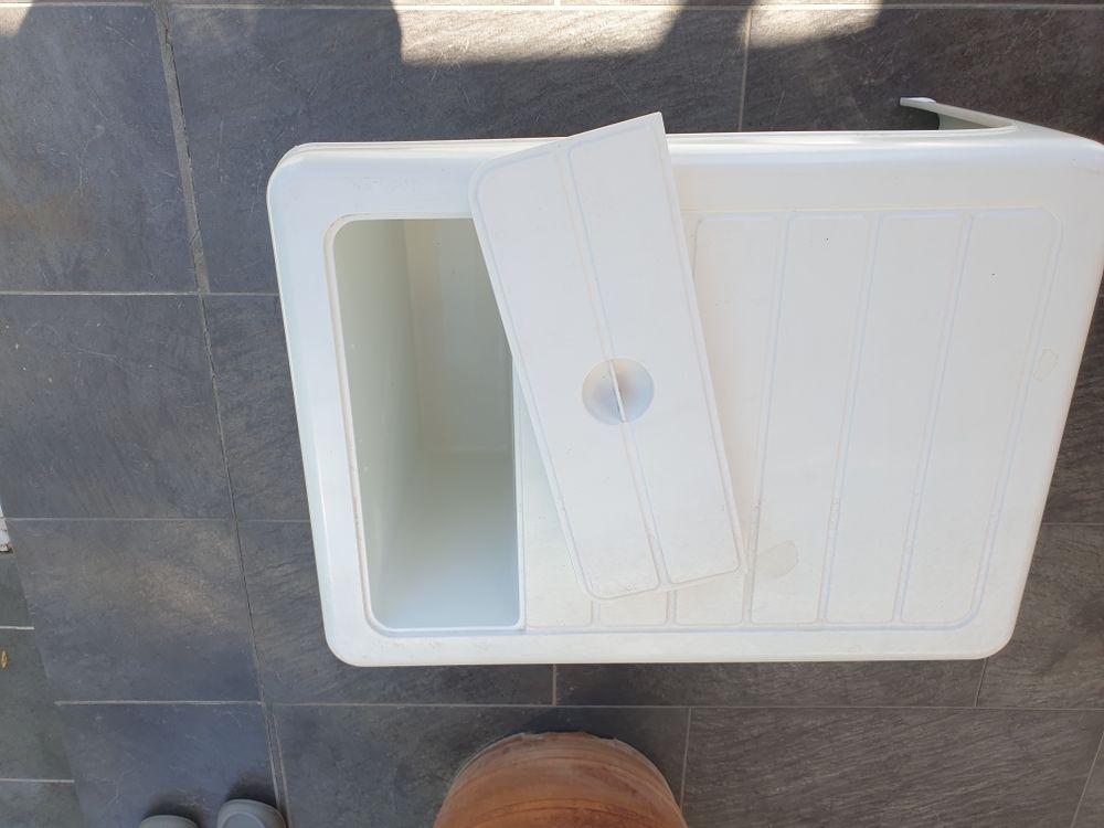 2 Tables rondes blanche. Diam&egrave;tre 87 et 97 cm. Jardin