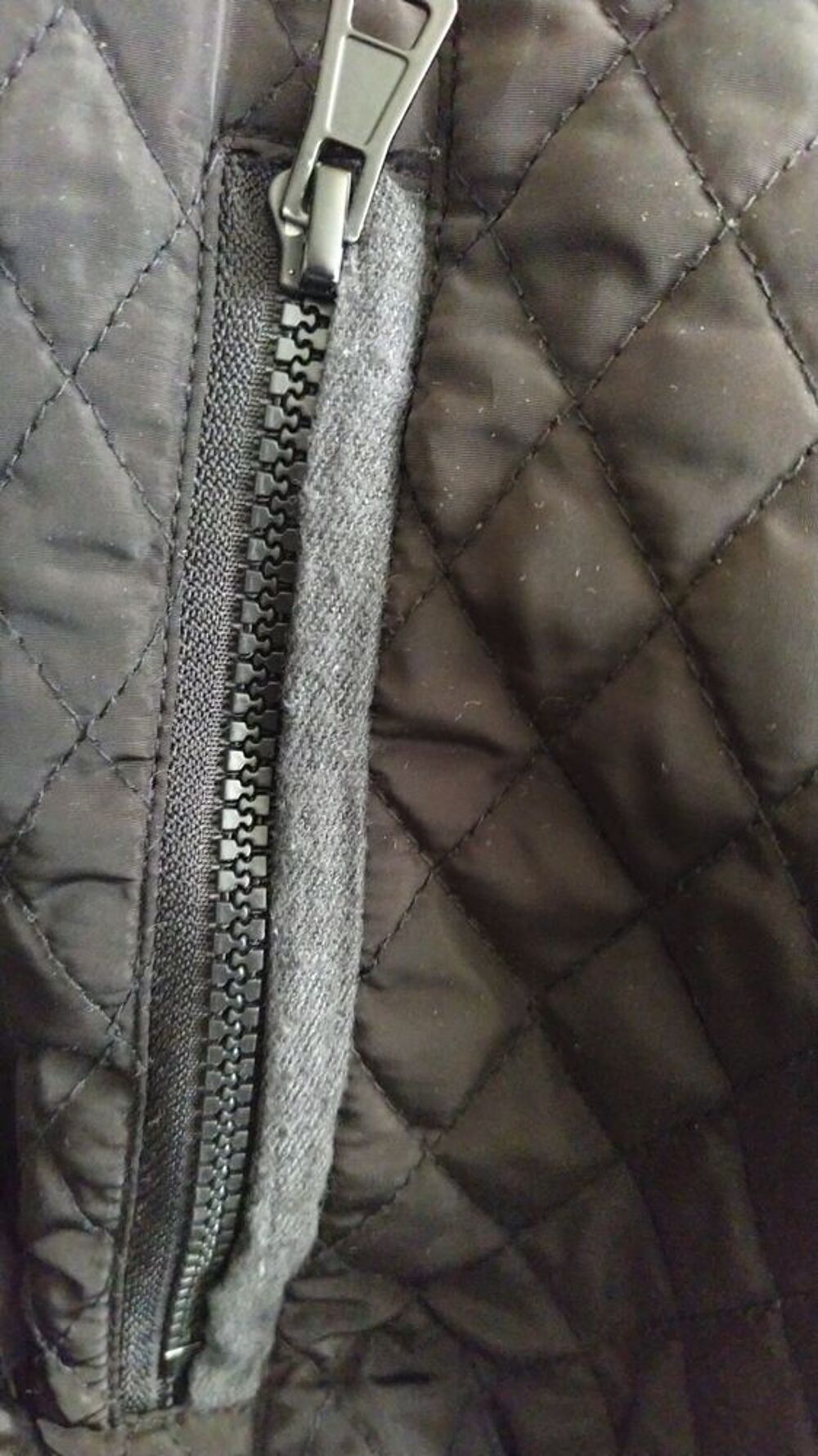 Veste noir matelass&eacute;e l&eacute;g&egrave;re et concfortable en bon &eacute;tat Vêtements