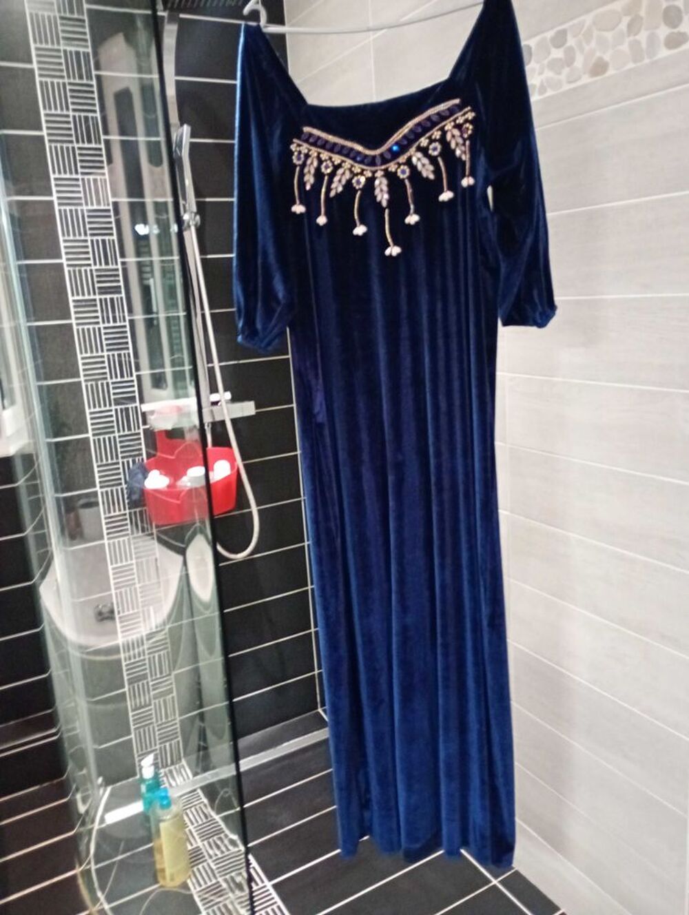 Robe longue bleu nuit en velours brod&eacute;e Vêtements