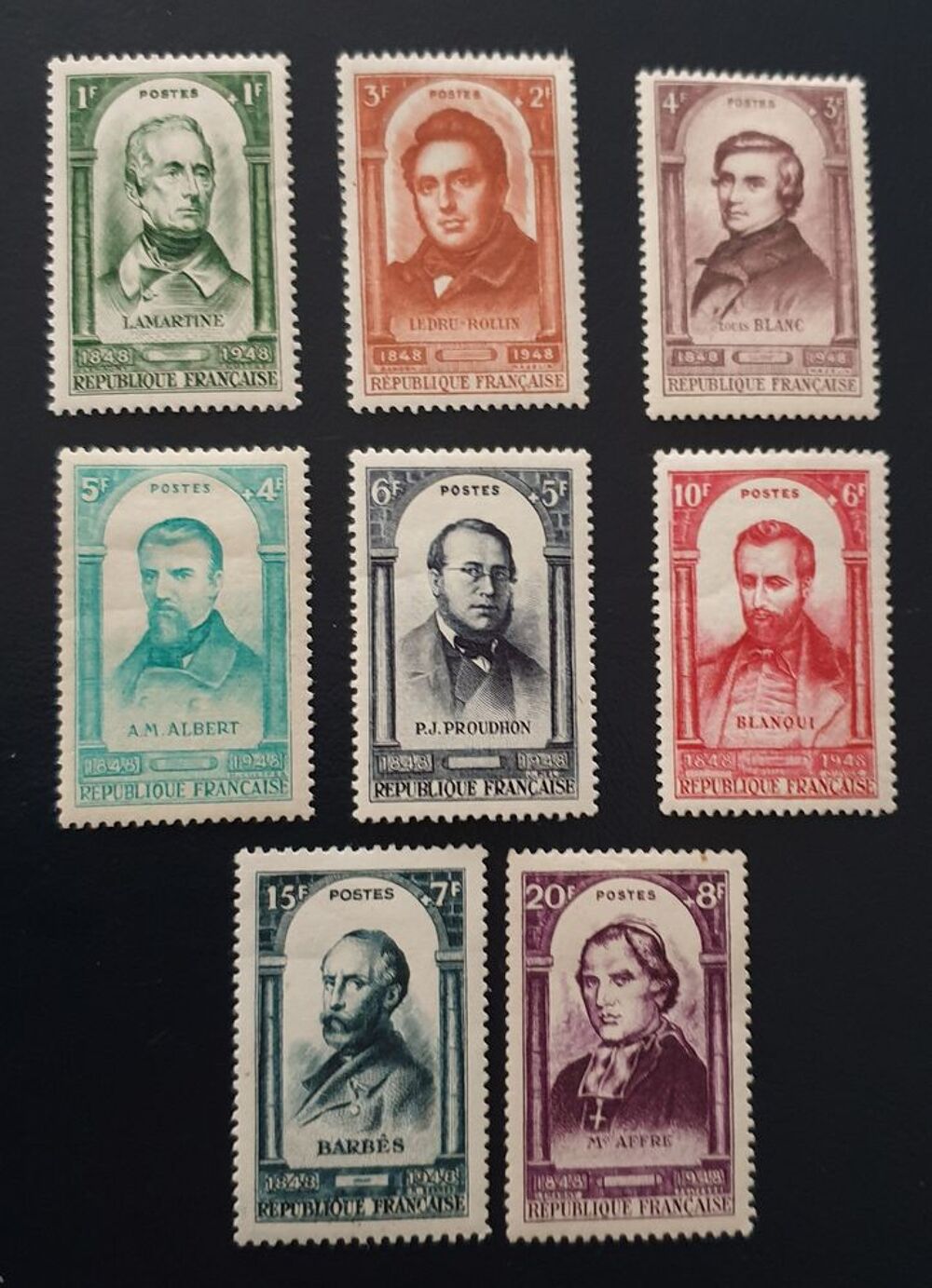 S&eacute;rie 795 &agrave; 802 timbres avec charni&egrave;re 