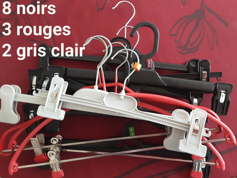 lot de 13 cintres en plastique rigide &agrave; pinces coulissantes Meubles