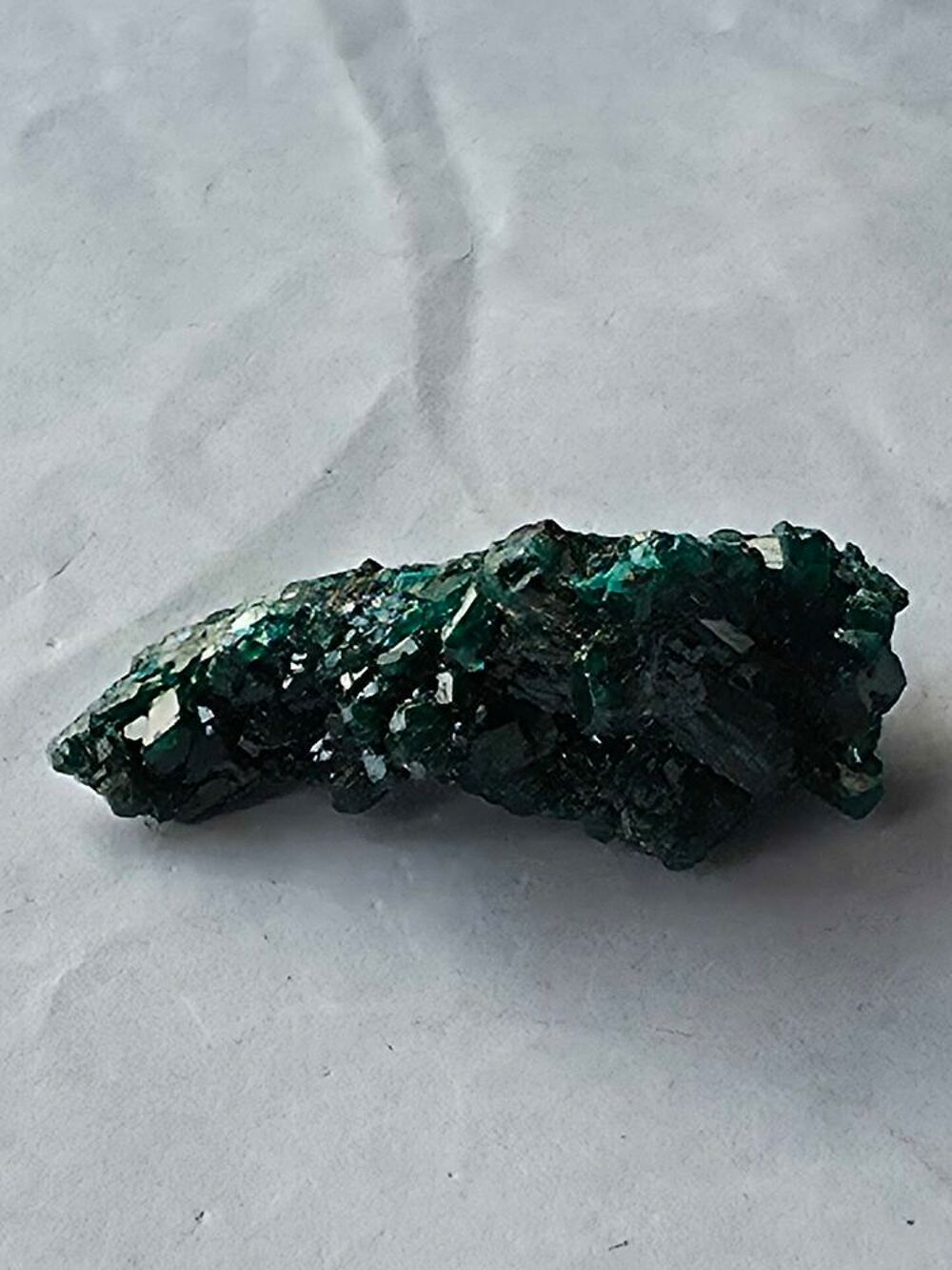 Pierre Dioptase du Katanga, vert &eacute;meraude brillant 