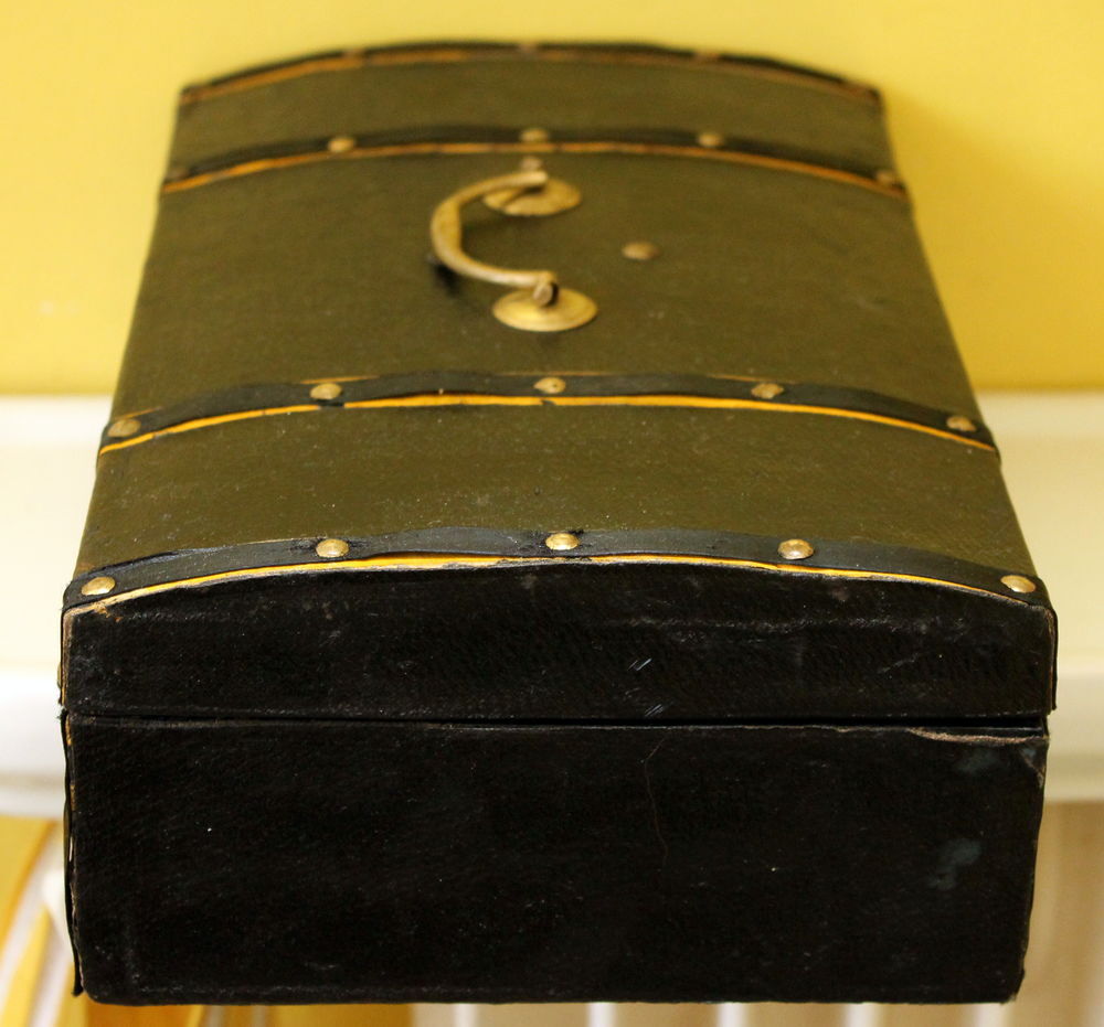 Coffret bomb&eacute; ancien Malle de poup&eacute;e XIX eme 