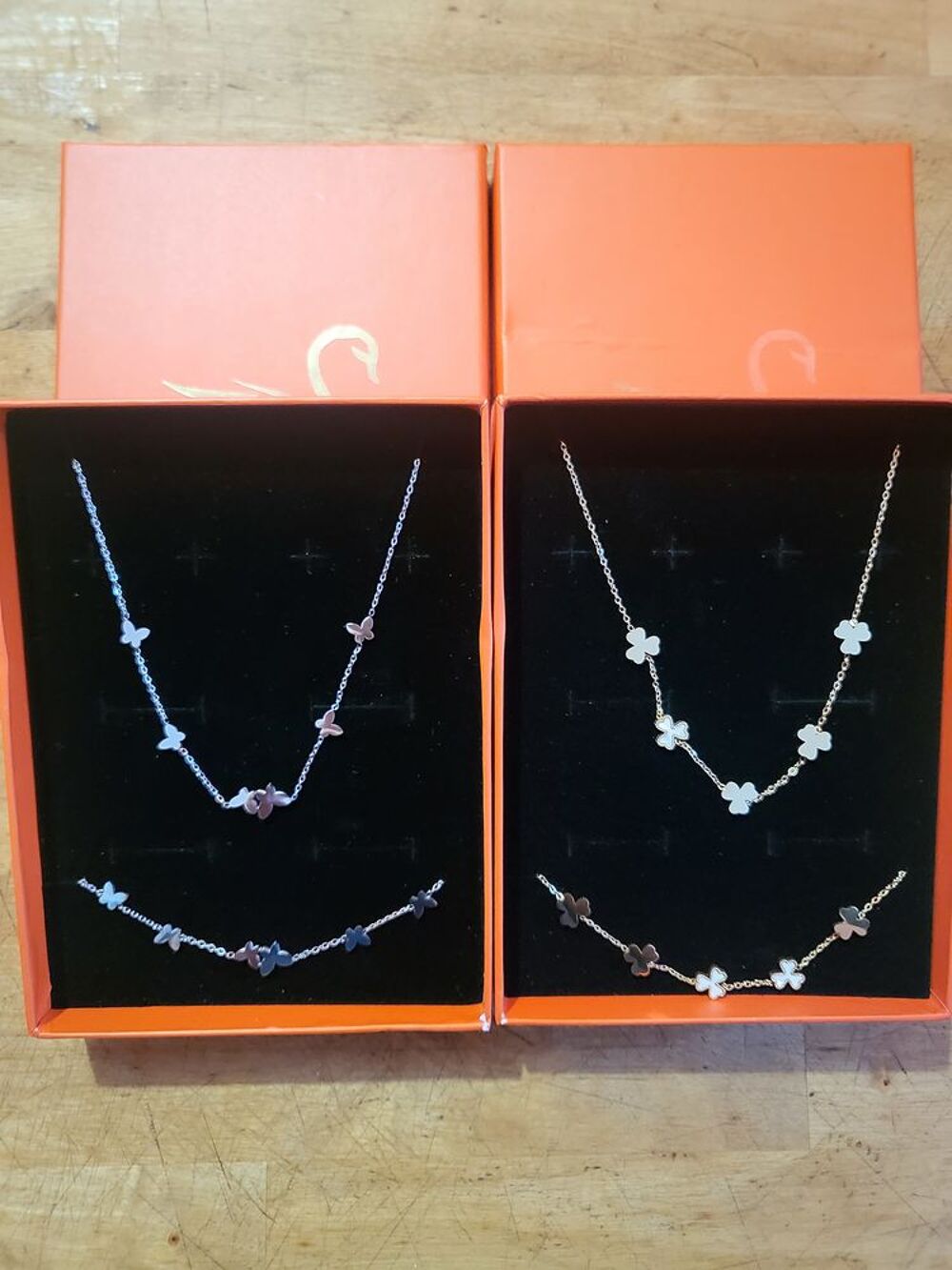 Coffret en parure en acier inoxydable 
Bracelets + Boucles 
Bijoux et montres