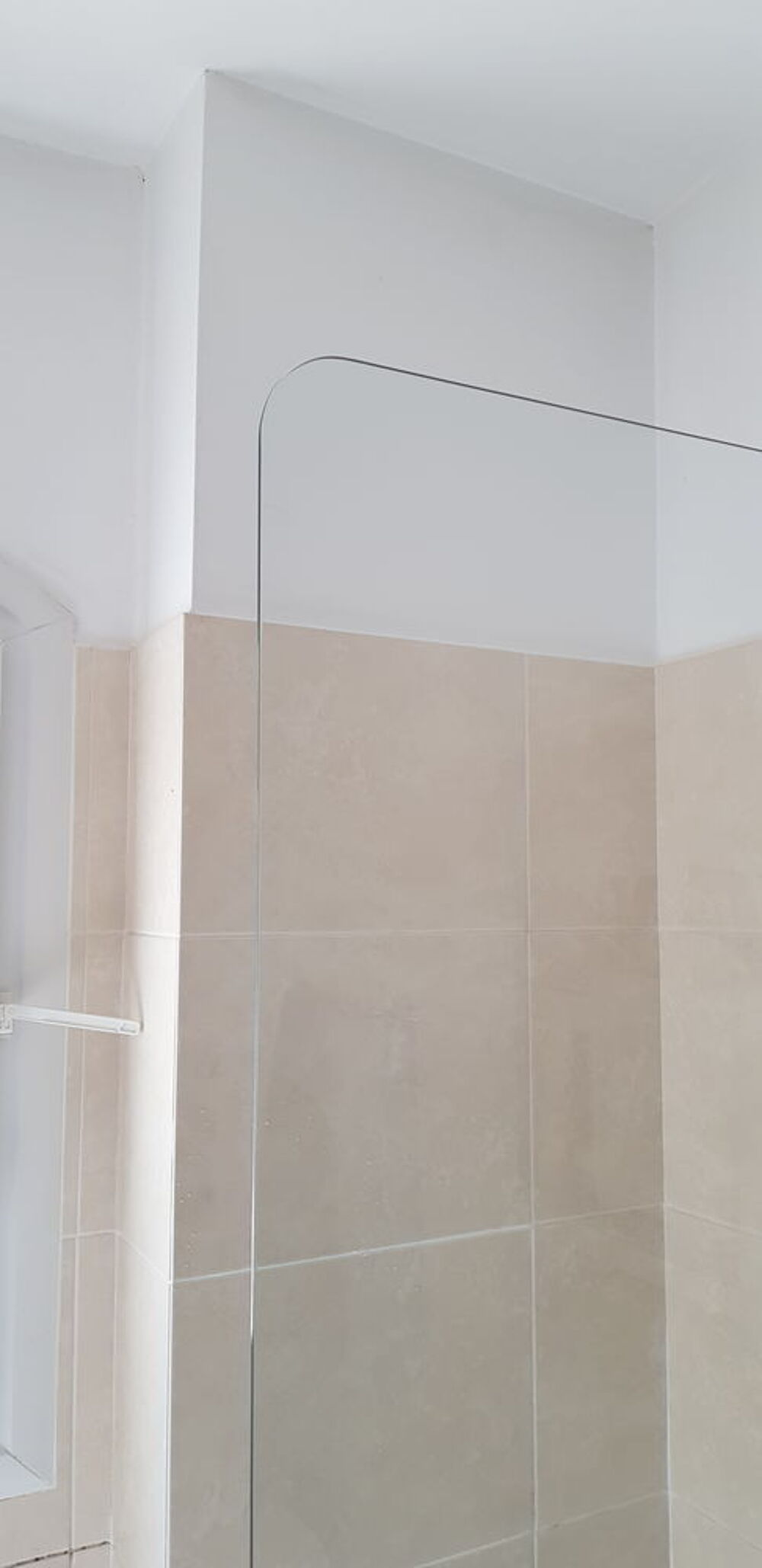Pare-baignoire avec porte battante et porte serviettes Bricolage