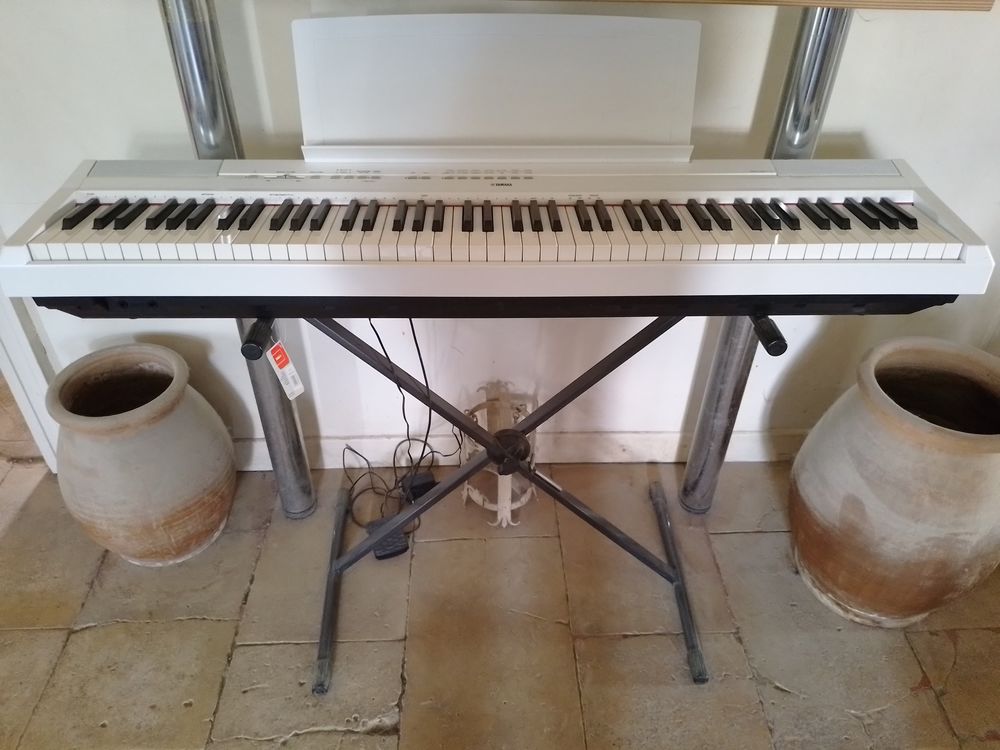 piano Yamaha + p. Sustain+ support pliant+ siege Instruments de musique