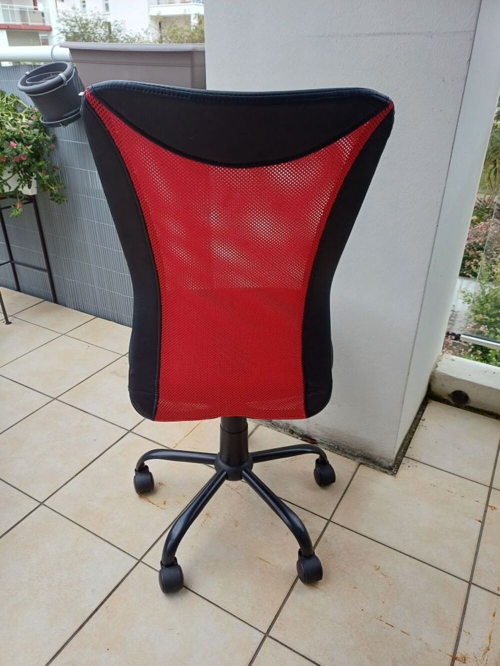 chaise de bureau &eacute;tat neuf a servie 3 mois seulement pour cause de d&eacute;m&eacute;nagement . Meubles