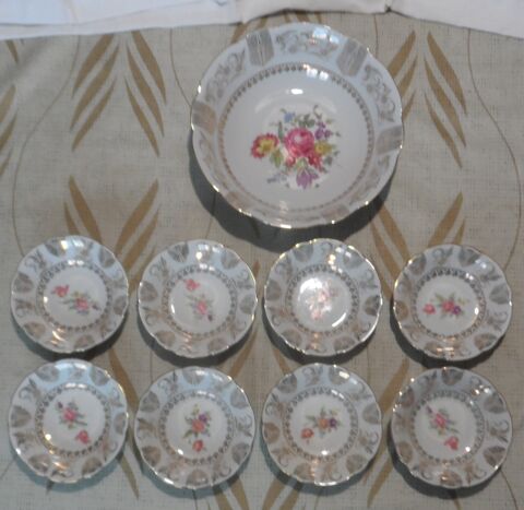 1 saladier à dessert et 8 coupes décors fleurs en porcelaine 20 Castries (34)