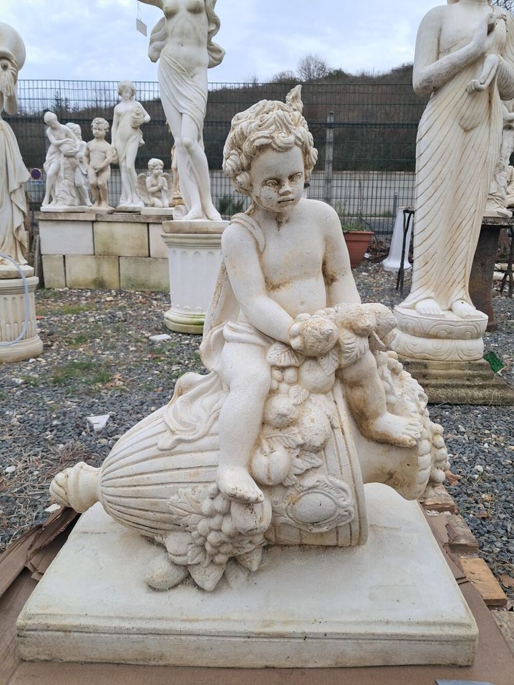 Statue enfant sur coupe, en pierre reconstitu&eacute;e Décoration