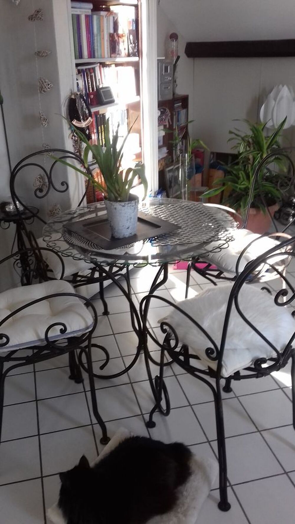 table en fer forg&eacute; + 4 chaises Meubles