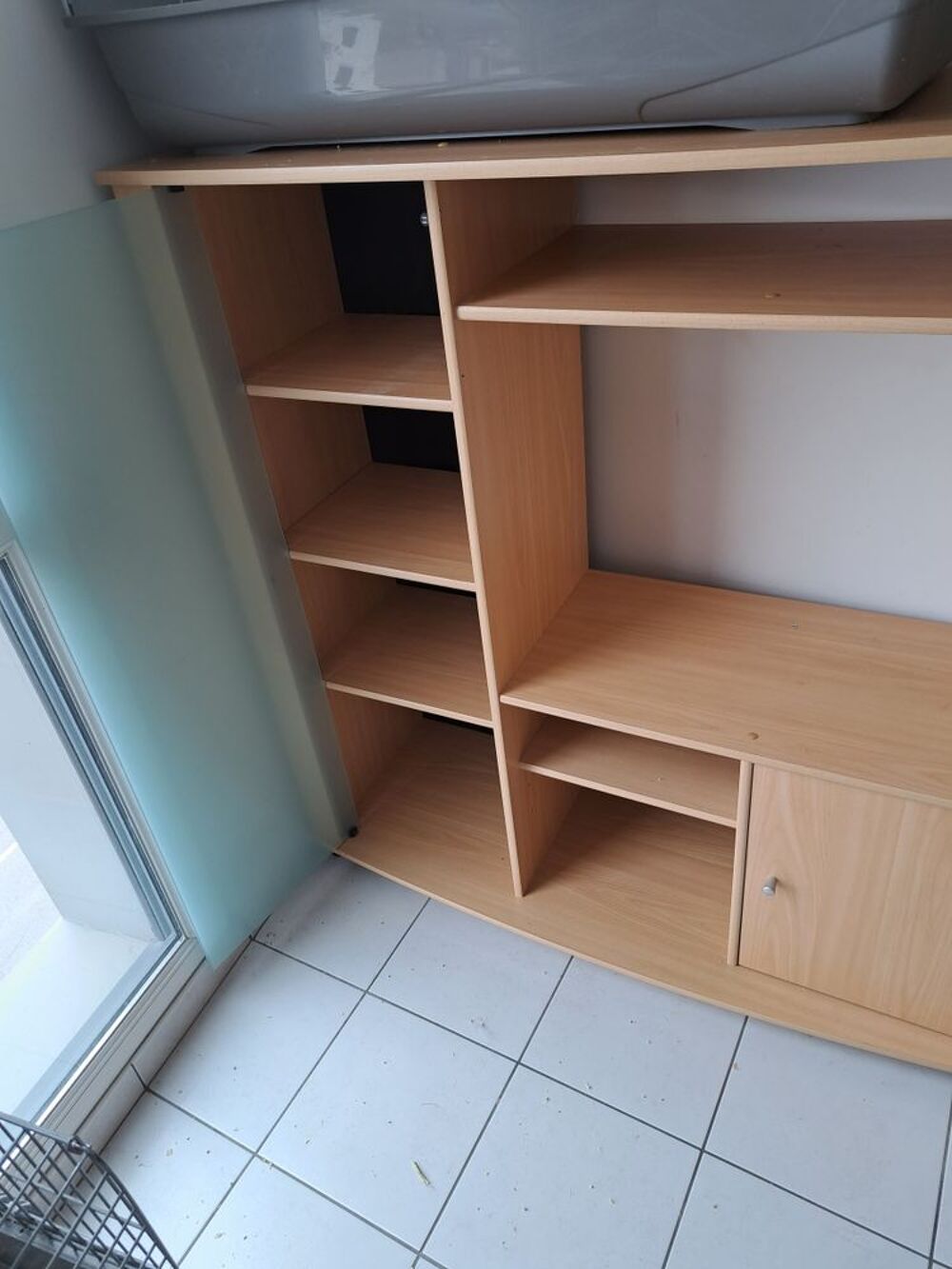meuble t&eacute;l&eacute; d&eacute;mont&eacute; avec bai vitre pouvant accueillir une t&eacute;l&eacute; de 80cm de diam&egrave;tre de dimension 125 de longueur 156 de hauteur et 56 de largeur Meubles