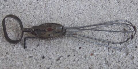 Ancien fouet batteur 10 Colombier-Fontaine (25)