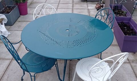 Table Fermob+chaises 550 Romainville (93)