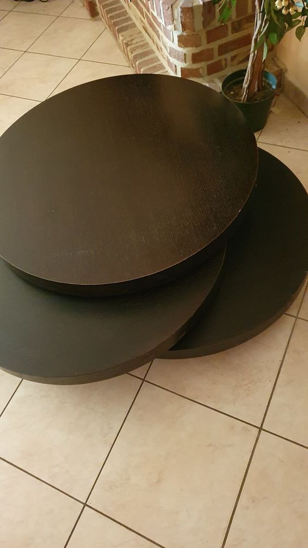 Table de salon ronde dont 3 tablettes pivotent Meubles