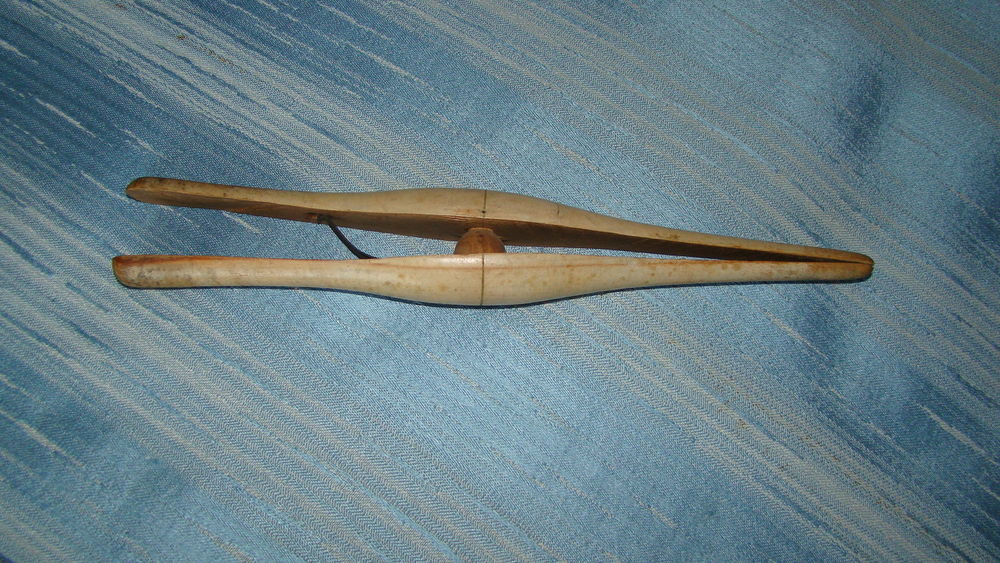 Ancienne pince &agrave; gants en buis - XIX&egrave;me
