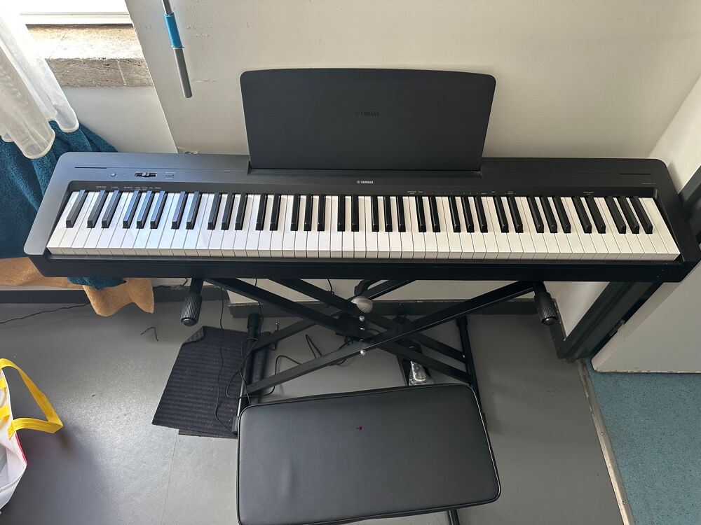 Piano Yamaha P-145 quasi neuf - Complet avec support, p&eacute;dale Instruments de musique