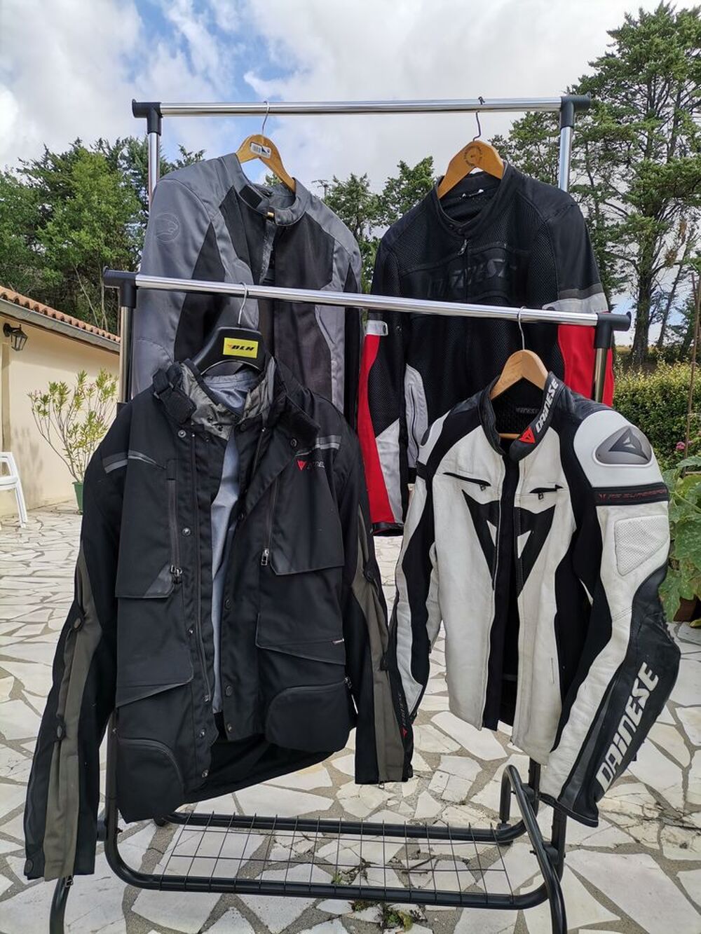 Lot de blousons et vestes moto. V�tements