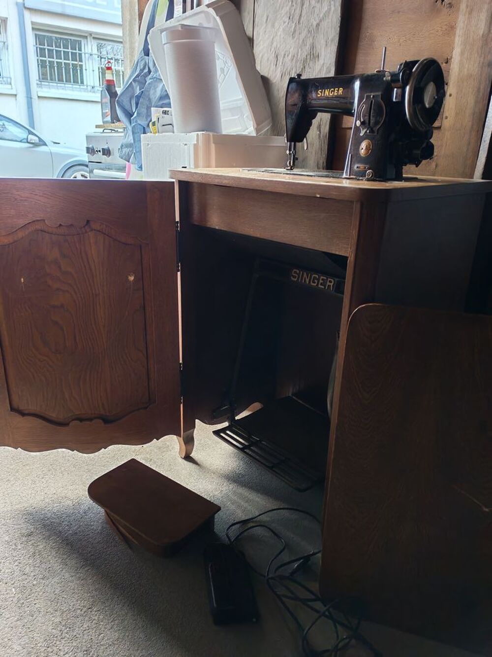 Machine &agrave; Coudre Vintage SINGER sur Meuble en bois Electroménager