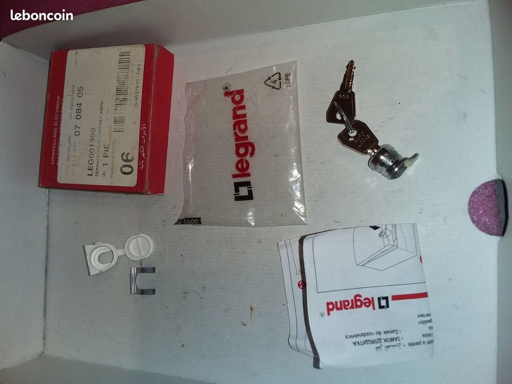 Serrure &agrave; cl&eacute; n&deg; 850 pour porte coffrets 8 &agrave; 9 modules Bricolage