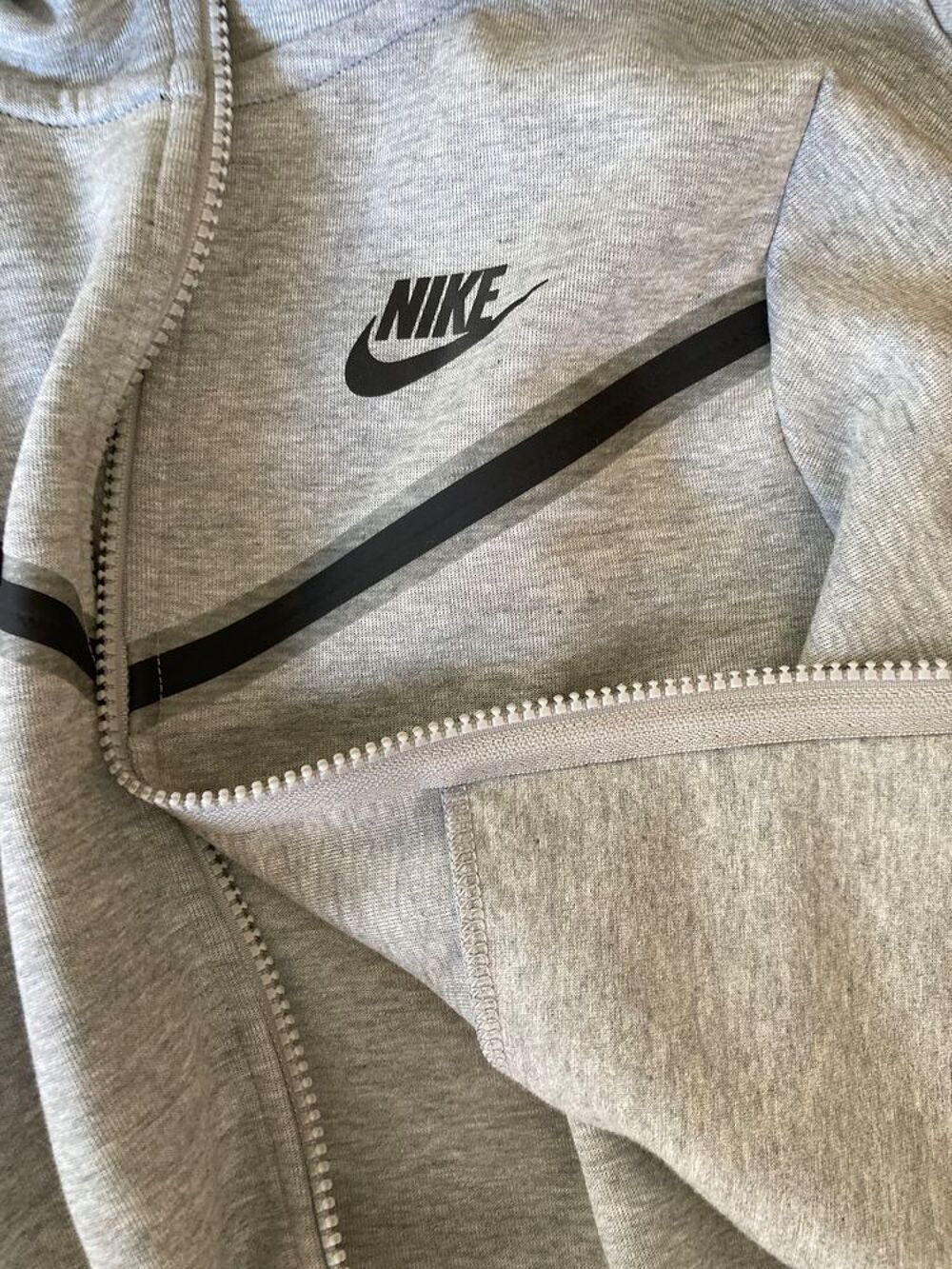 Veste Nike Tech Fleece grise taille M ado Vêtements