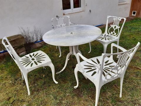 Table ronde et 4 chaises en fonte d'aluminium. 150 Loupershouse (57)