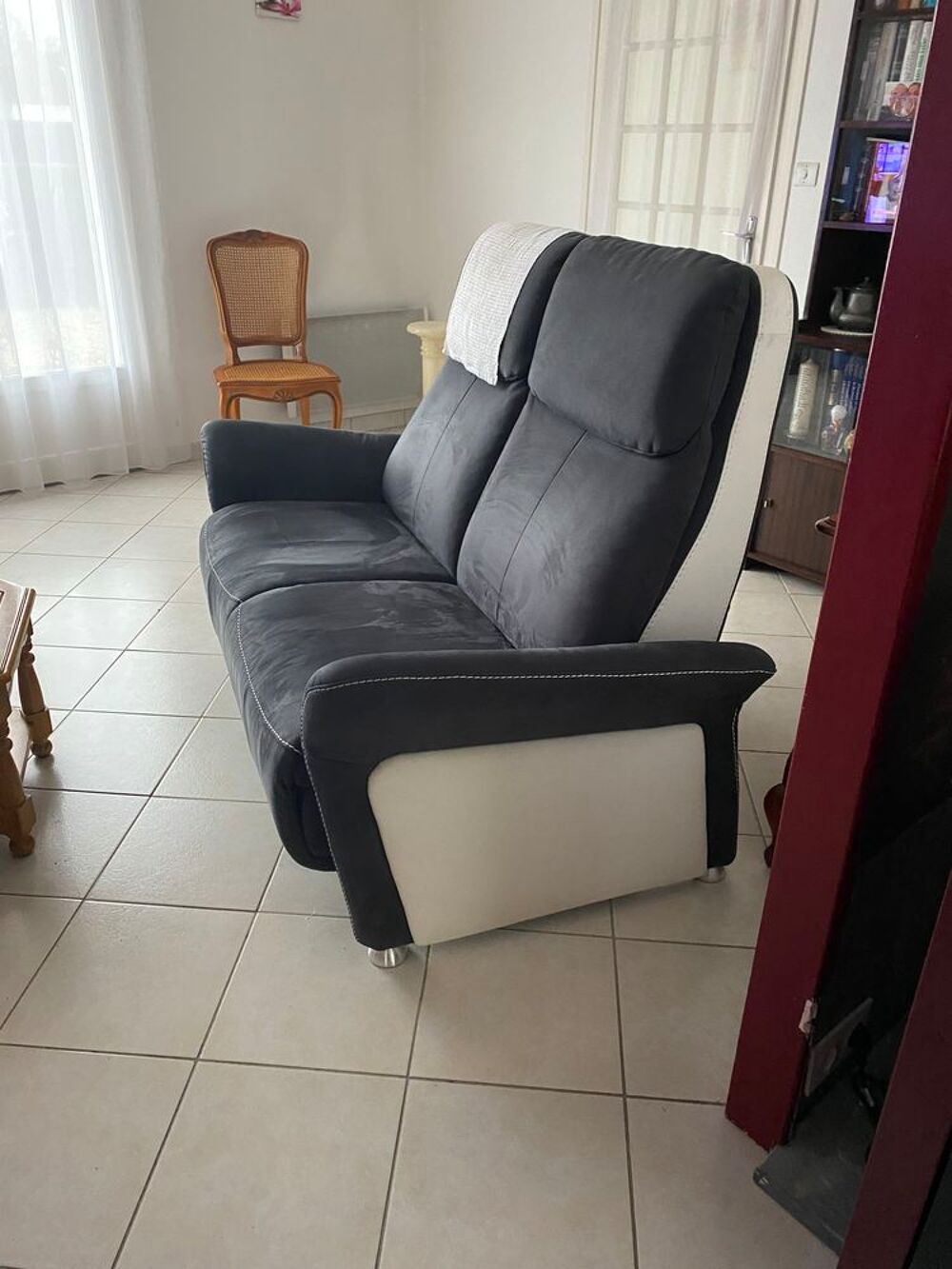 ensemble canape et sa table basse, +une armoir penderie Meubles