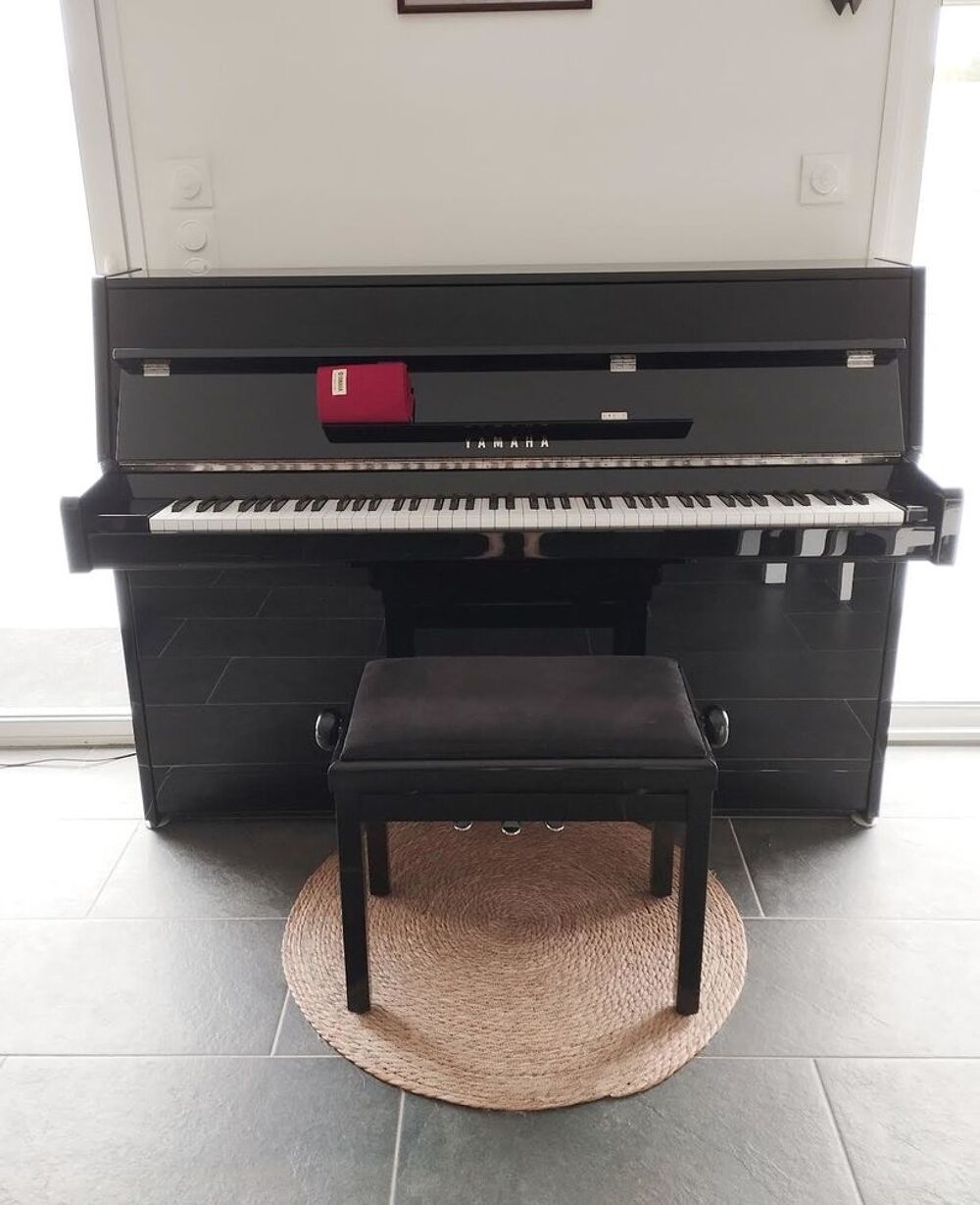 Piano droit YAMAHA B1 PEC option chrom&eacute; Parfait Etat Instruments de musique