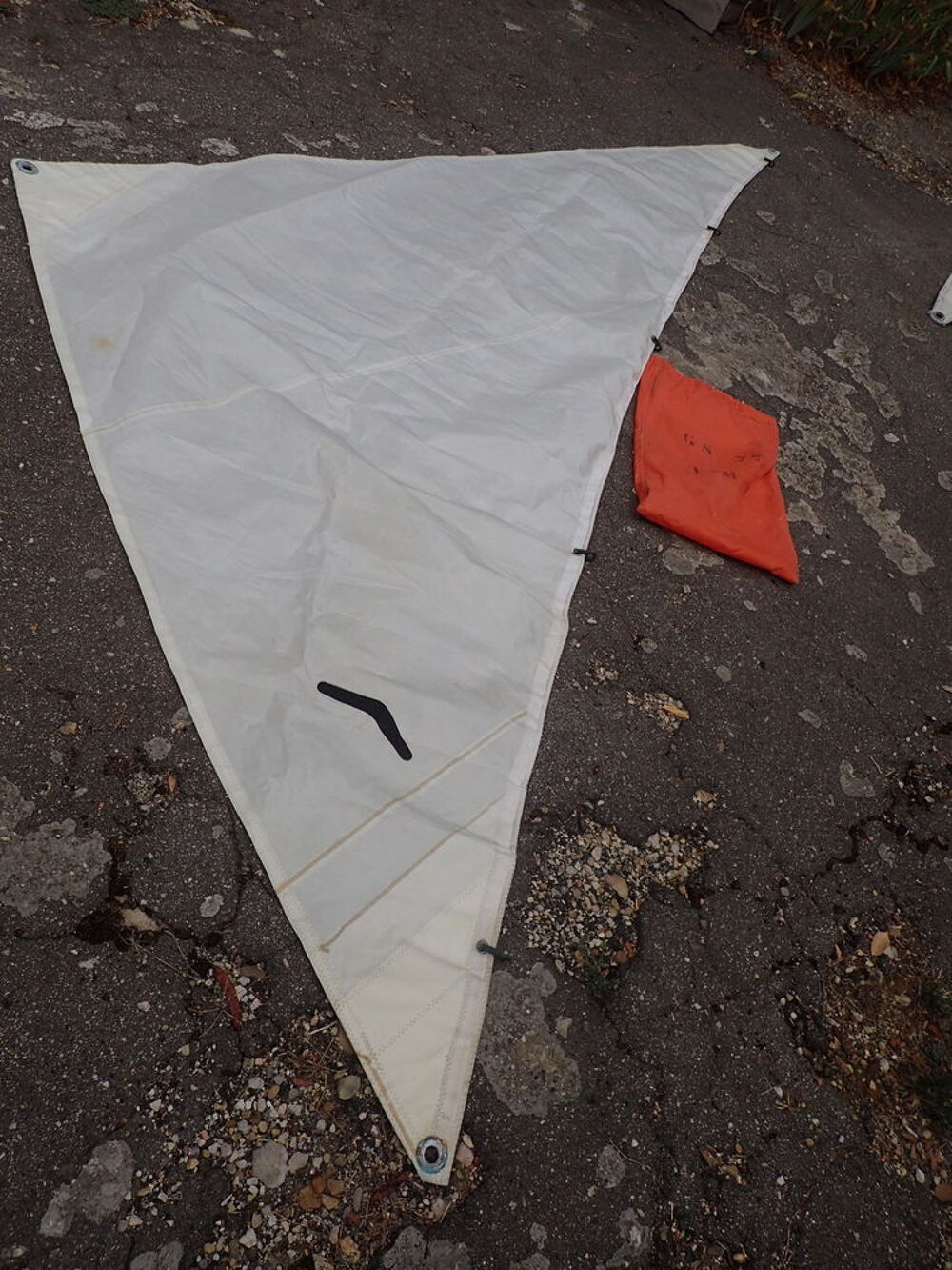 voiles d'avant &agrave; mousquetons pour un Aquila R&eacute;gate. Sports