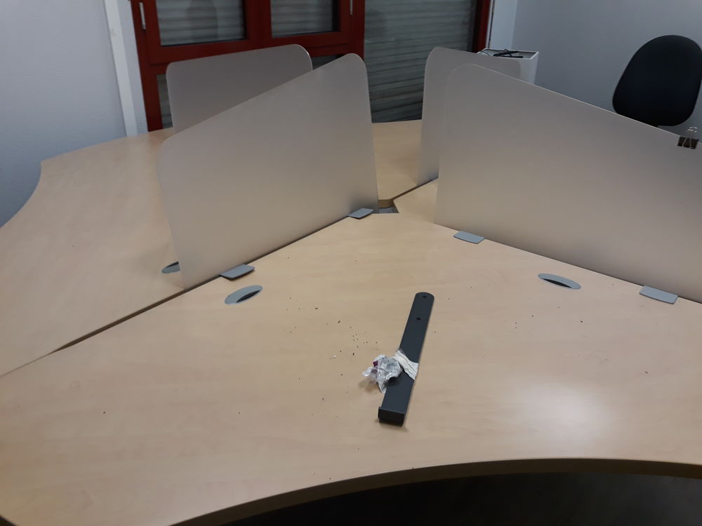 table+b&egrave;che+pour+trois+personne+en+bois+avec+s&eacute;parateur Meubles